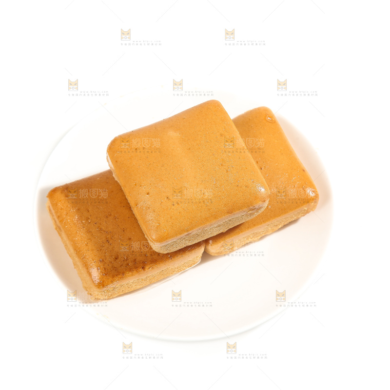 白底上的红糖蒸糕