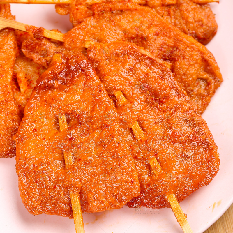深底上的里脊肉串
