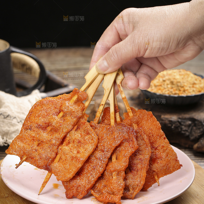 深底上的里脊肉串