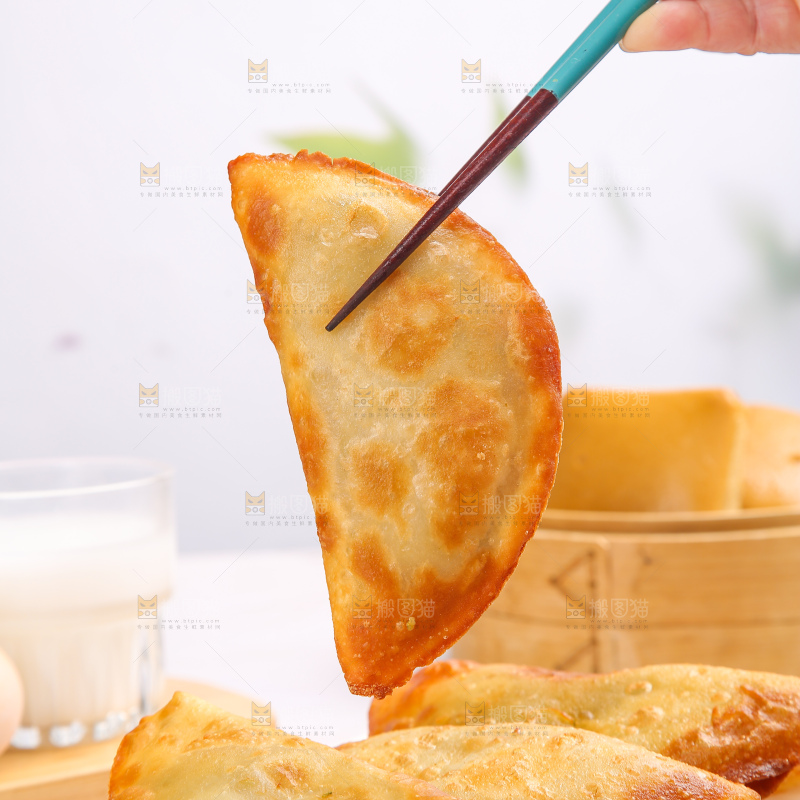 浅底上的脆皮菜饺