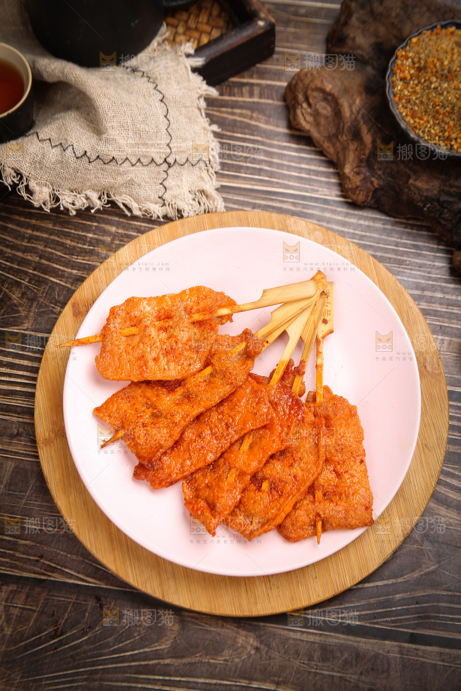 深底上的里脊肉串