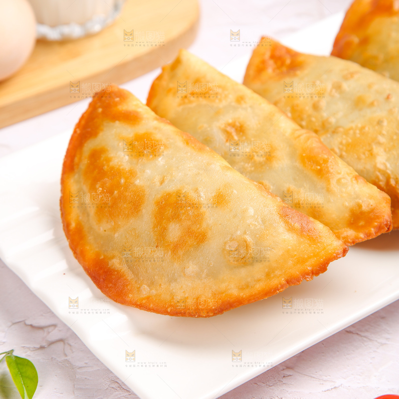 浅底上的脆皮菜饺