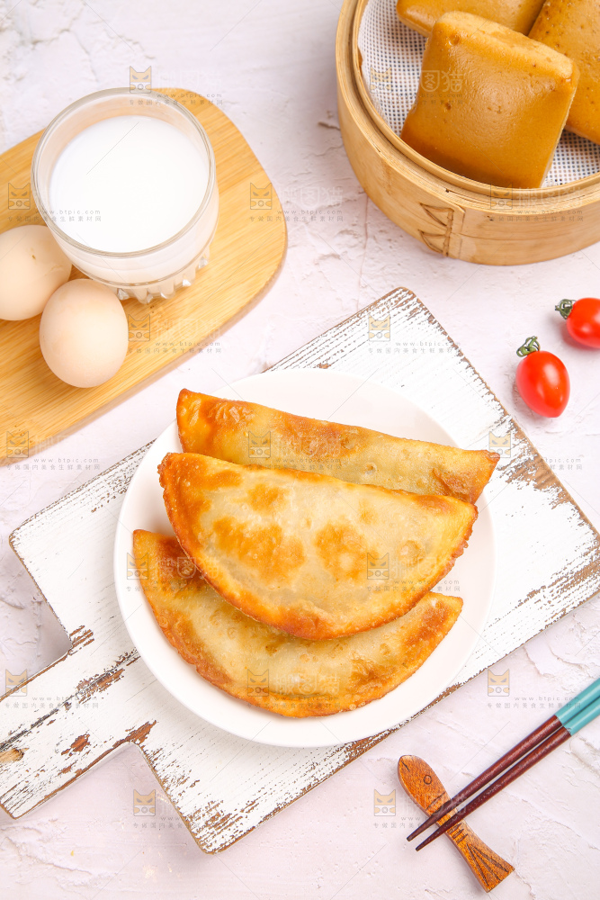 浅底上的脆皮菜饺