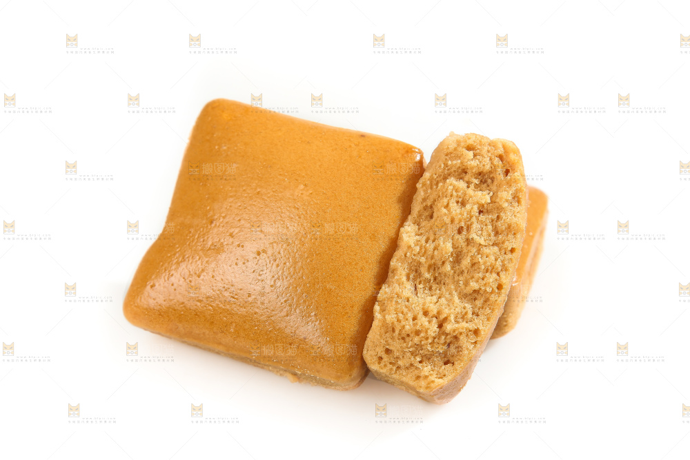 白底上的红糖蒸糕