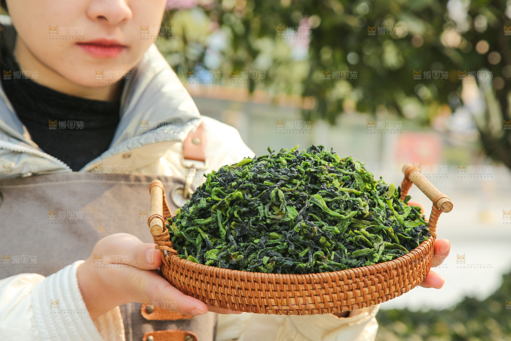 手里拿着青菜干