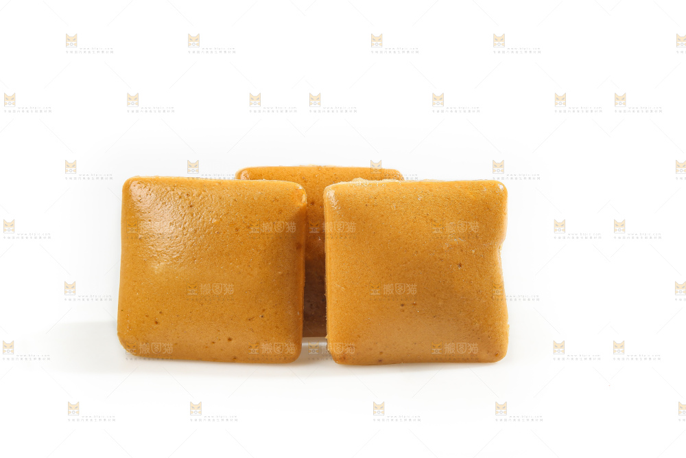 白底上的红糖蒸糕