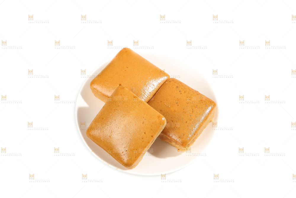 白底上的红糖蒸糕