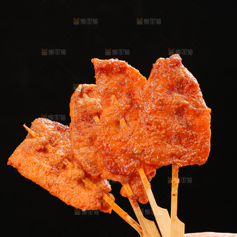 深底上的里脊肉串