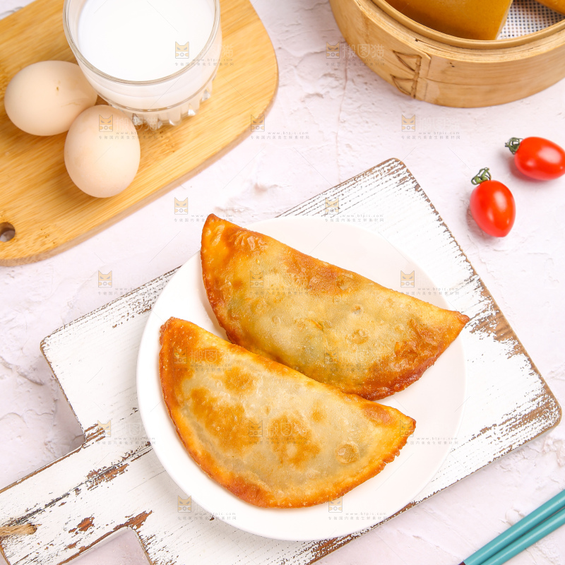 浅底上的脆皮菜饺