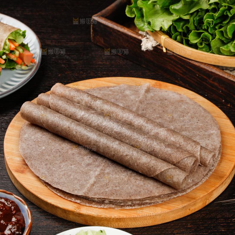 深底上的黑全麦卷饼