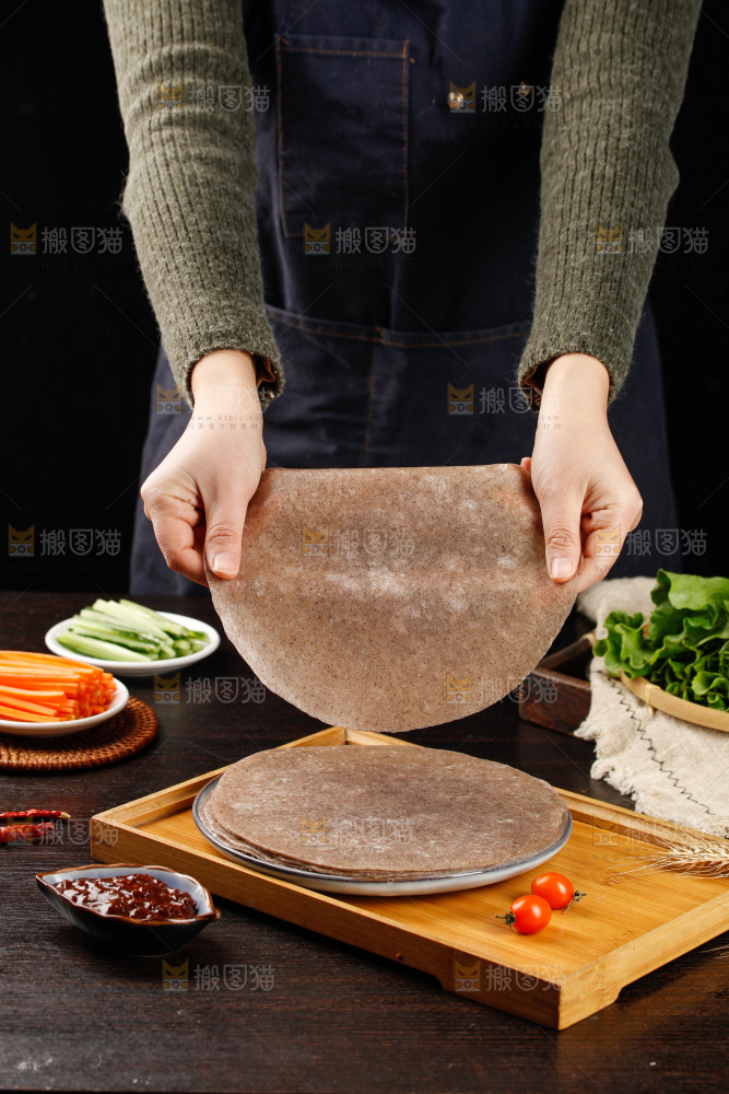 深底上的黑全麦卷饼