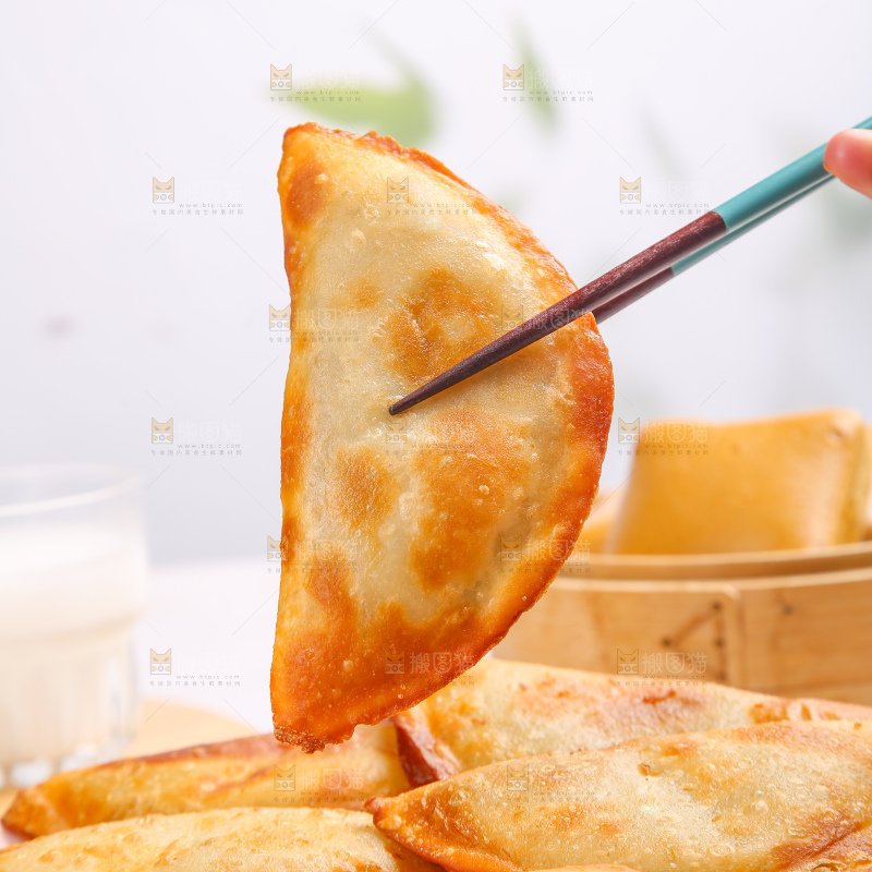浅底上的脆皮菜饺