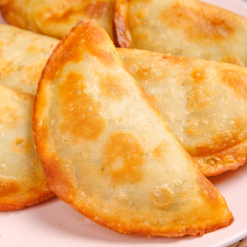 浅底上的脆皮菜饺