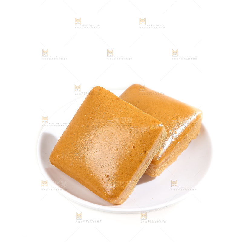 白底上的红糖蒸糕