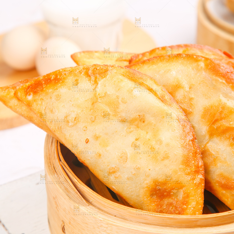浅底上的脆皮菜饺