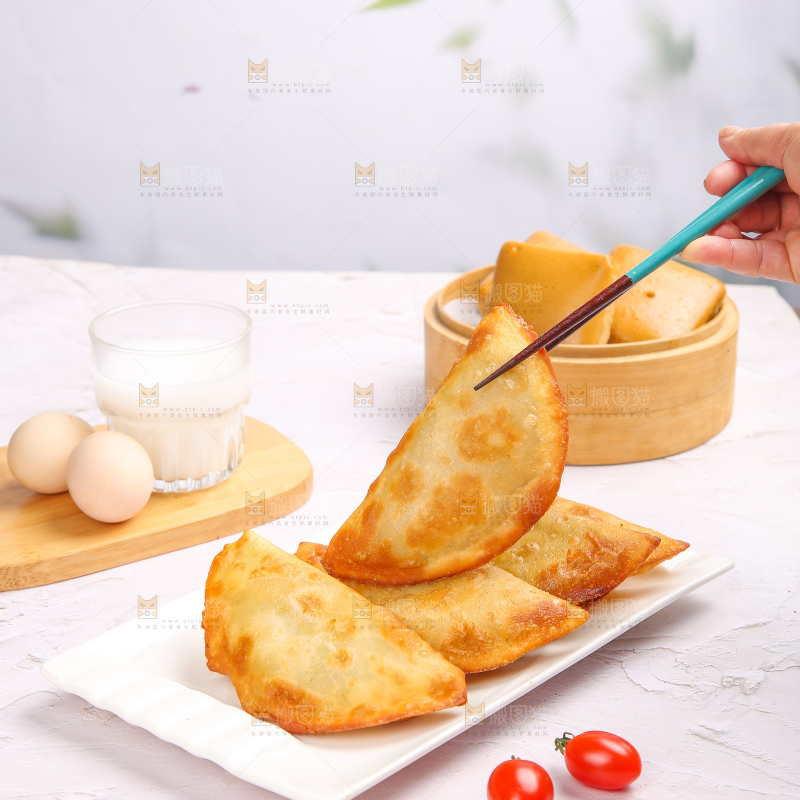 浅底上的脆皮菜饺