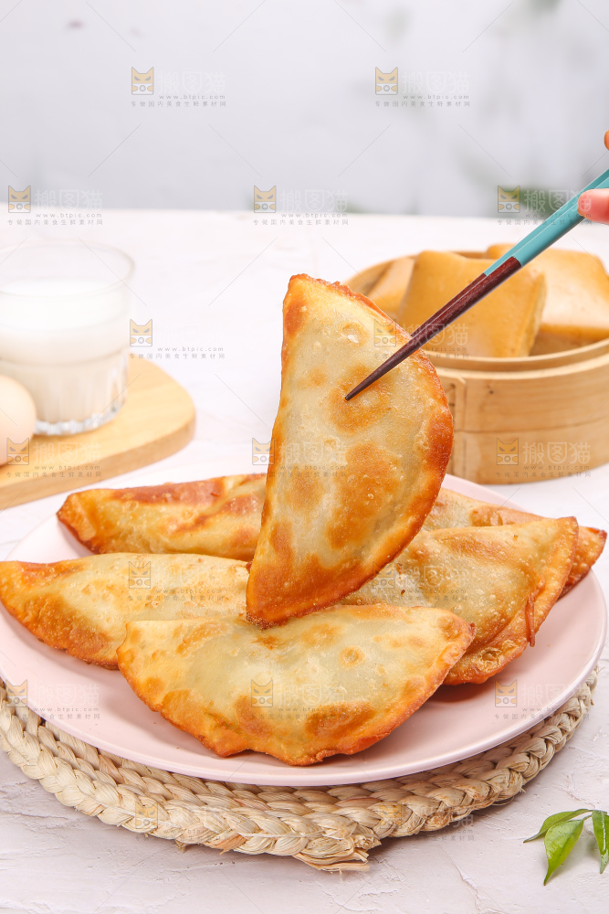 浅底上的脆皮菜饺