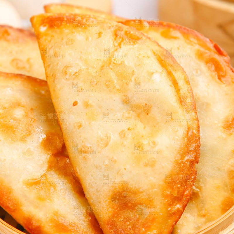 浅底上的脆皮菜饺