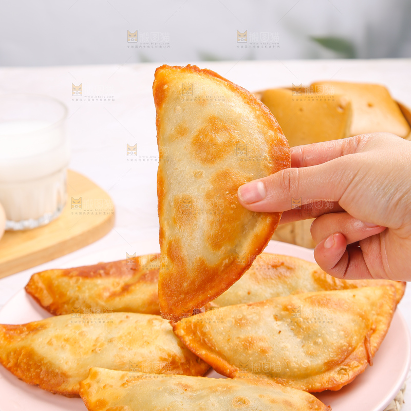 浅底上的脆皮菜饺