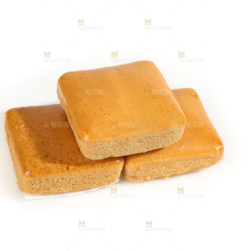 白底上的红糖蒸糕
