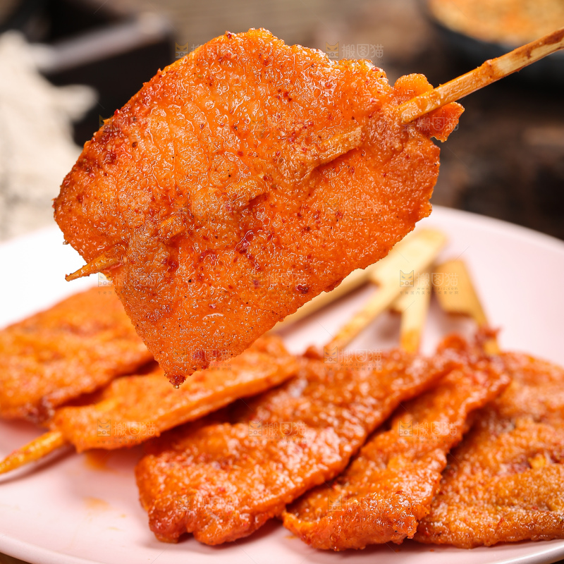 深底上的里脊肉串