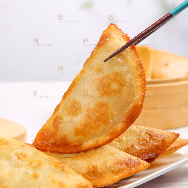 浅底上的脆皮菜饺