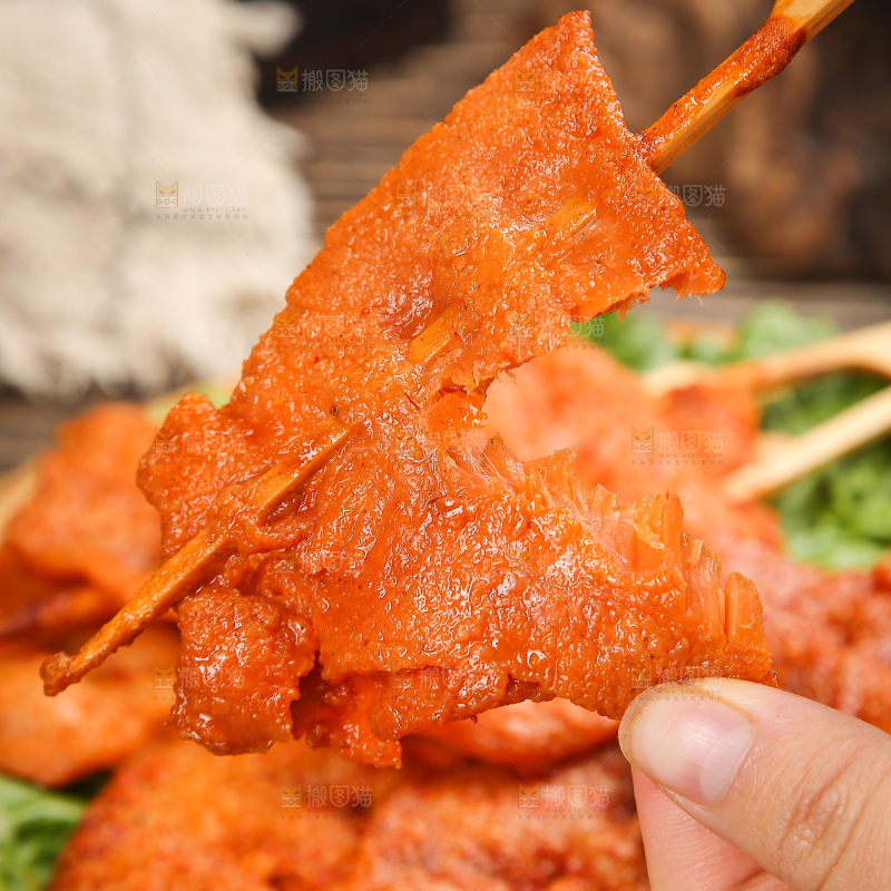 深底上的里脊肉串