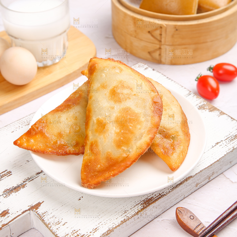 浅底上的脆皮菜饺