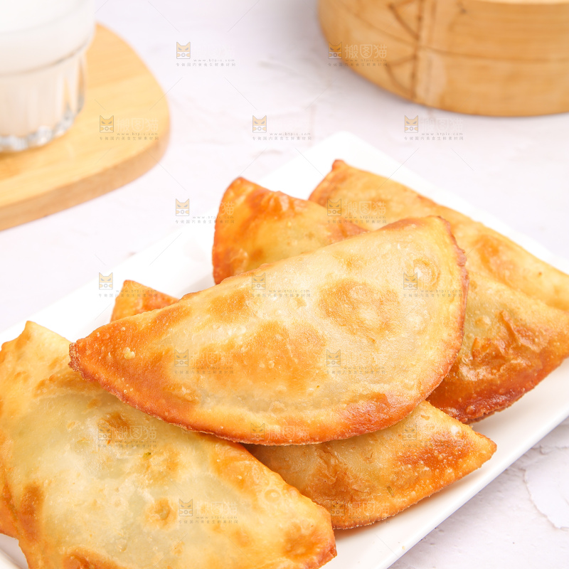 浅底上的脆皮菜饺