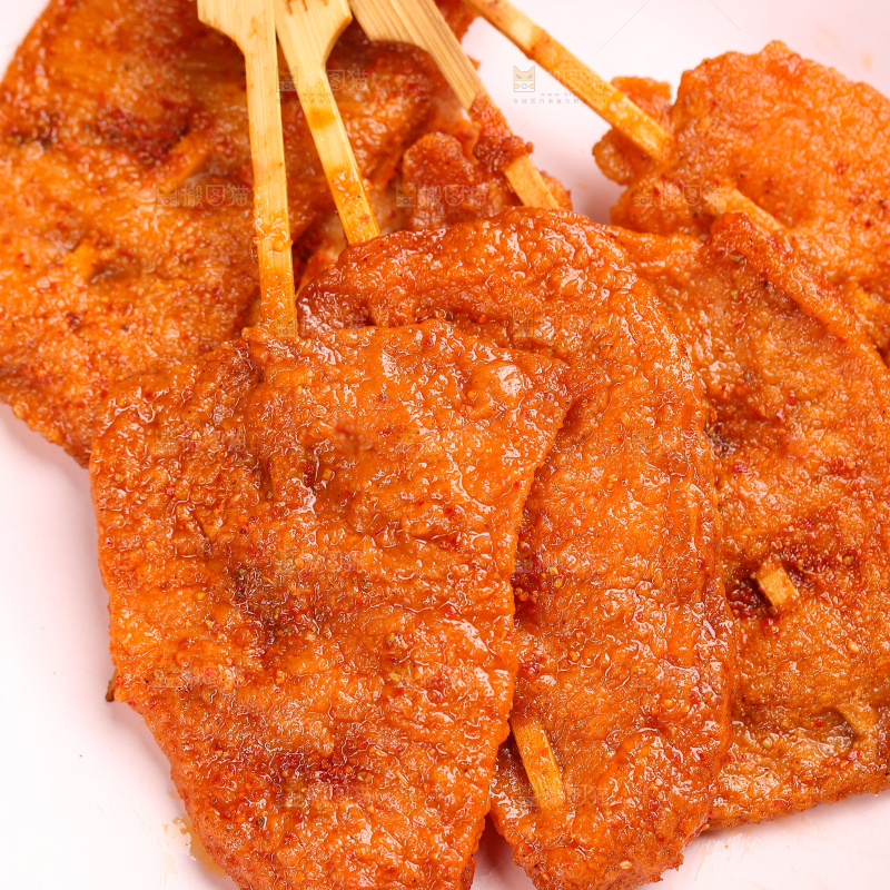 深底上的里脊肉串