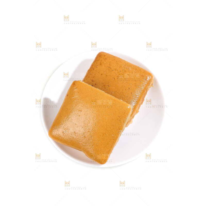 白底上的红糖蒸糕