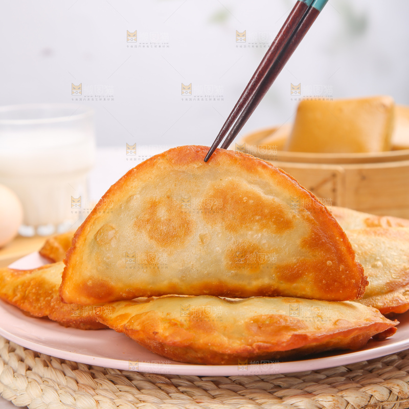 浅底上的脆皮菜饺