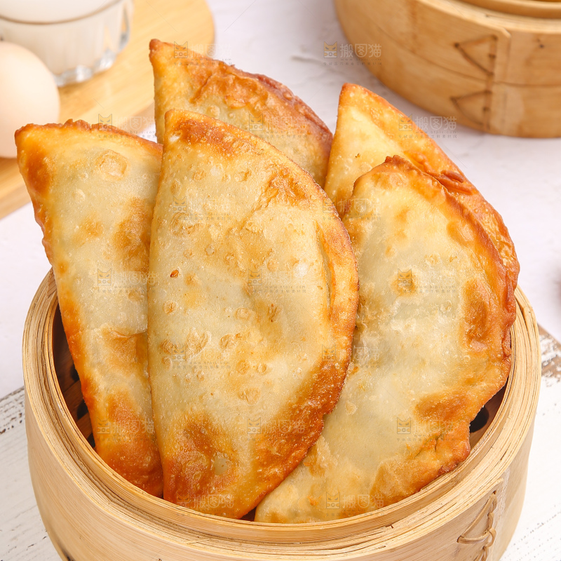 浅底上的脆皮菜饺
