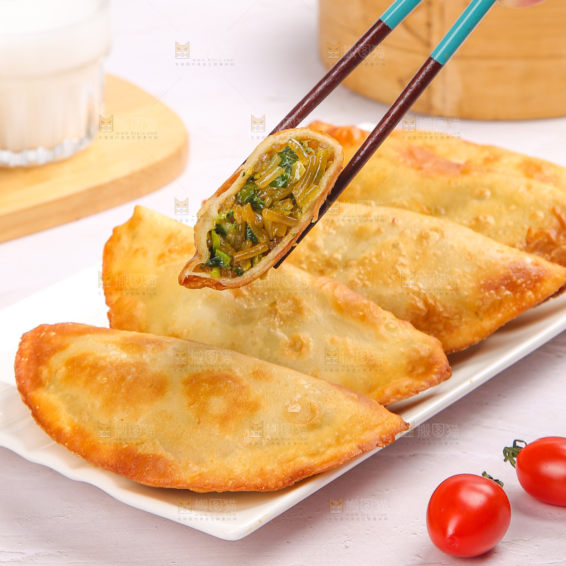 浅底上的脆皮菜饺