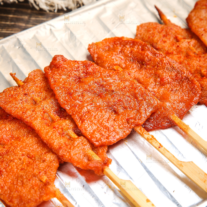 深底上的里脊肉串