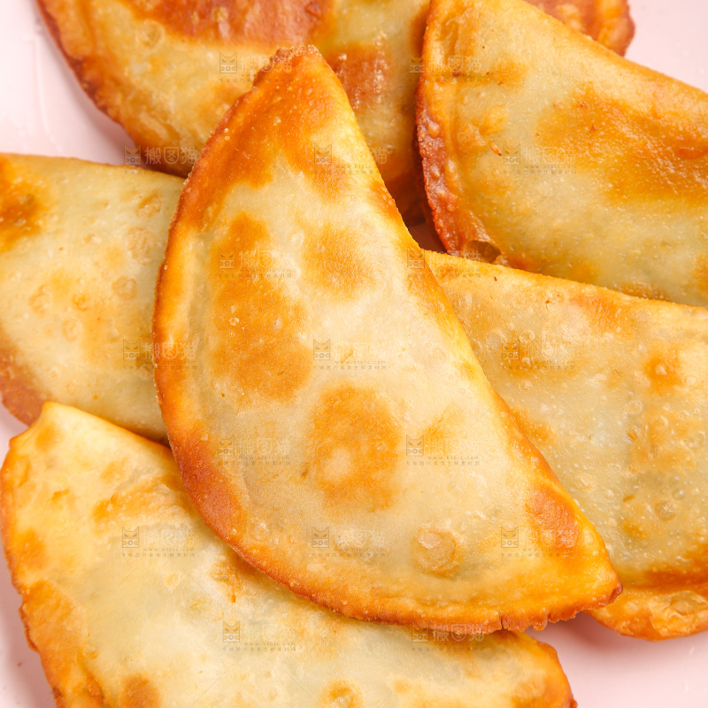 浅底上的脆皮菜饺