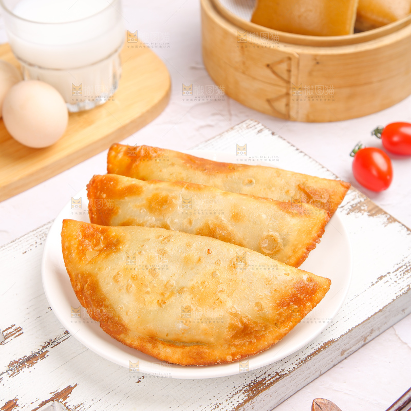 浅底上的脆皮菜饺