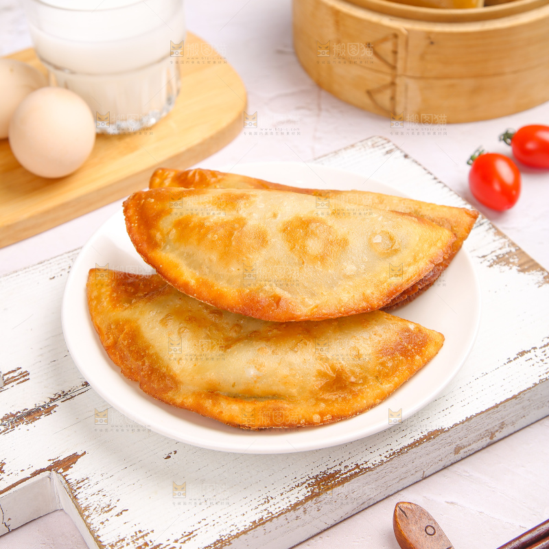 浅底上的脆皮菜饺