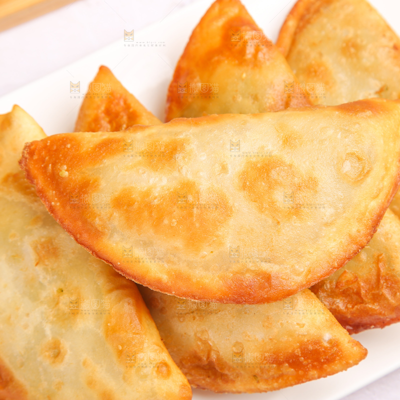 浅底上的脆皮菜饺