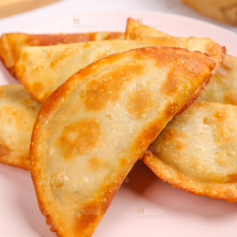 浅底上的脆皮菜饺
