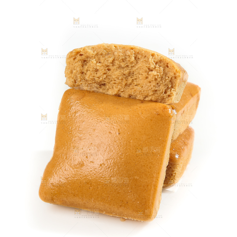 白底上的红糖蒸糕