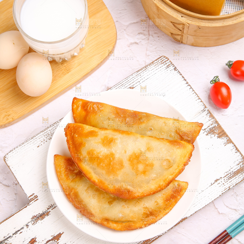 浅底上的脆皮菜饺