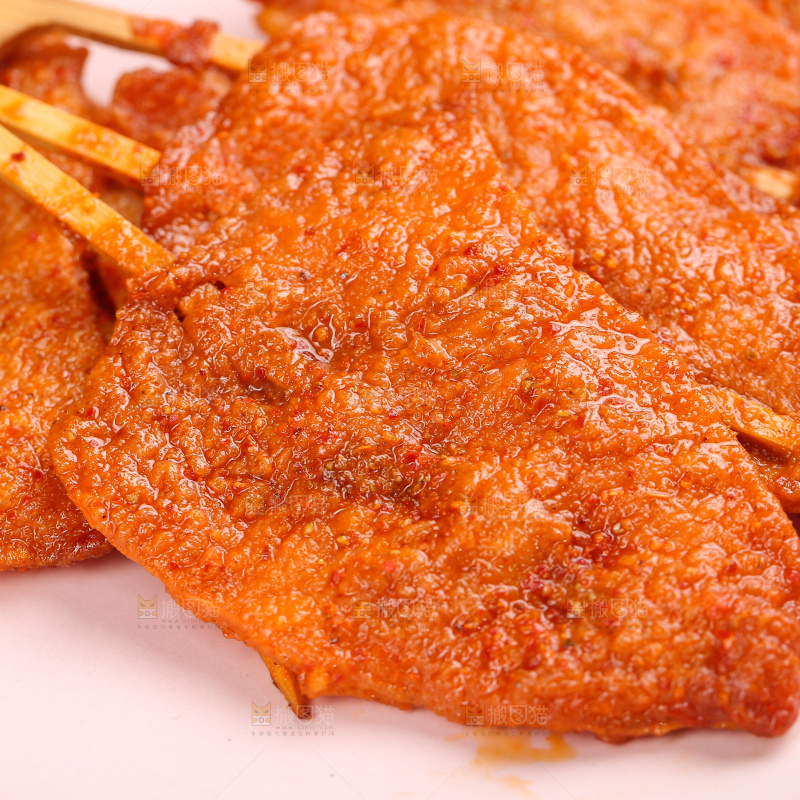 深底上的里脊肉串