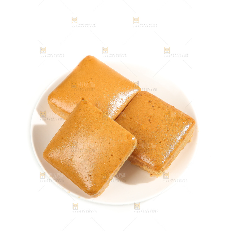 白底上的红糖蒸糕