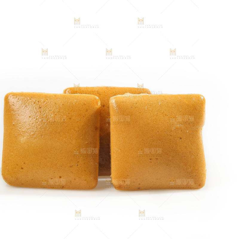白底上的红糖蒸糕