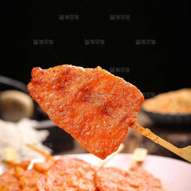 深底上的里脊肉串