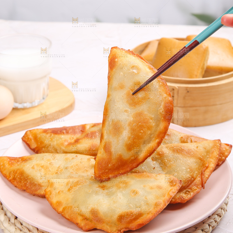 浅底上的脆皮菜饺