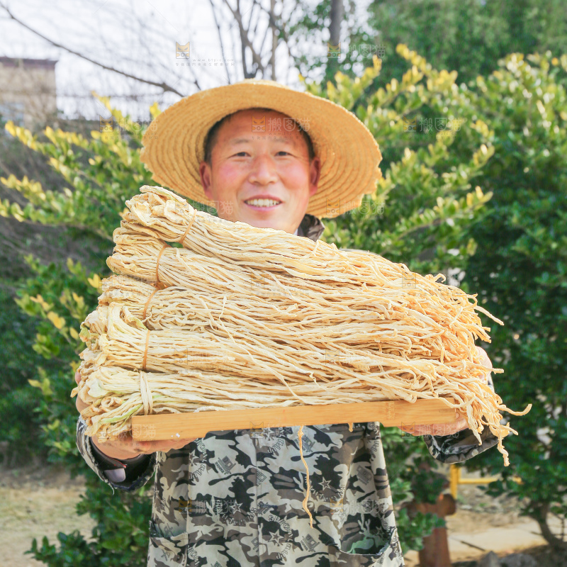 手里拿着干萝卜条