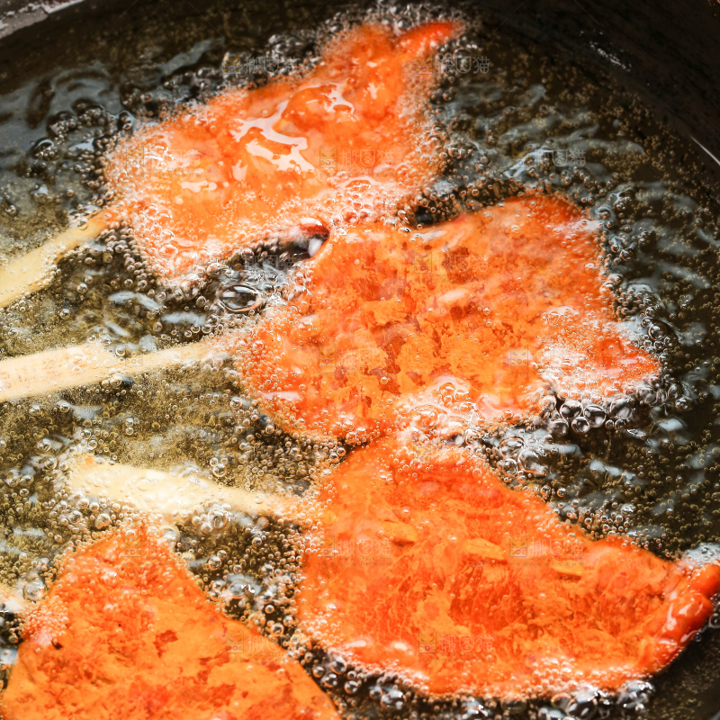 锅里炸着里脊肉串