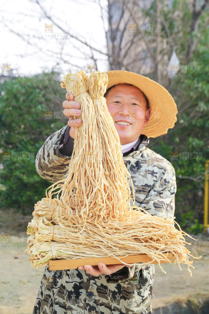 手里拿着干萝卜条